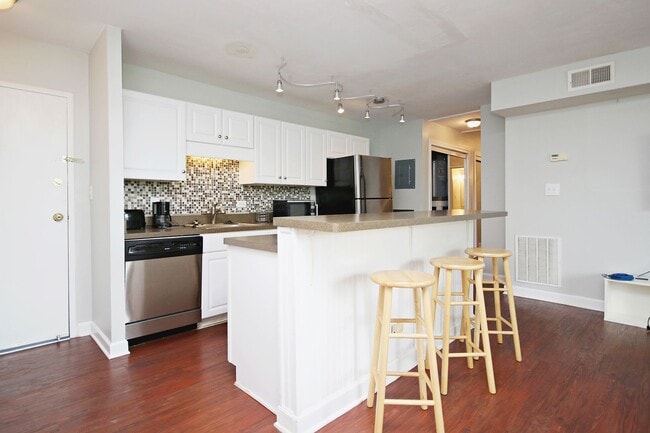 Building Photo - Furnished Condo Convenient to UVA Grounds ...