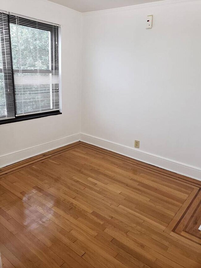 Building Photo - 246 Mineola Blvd