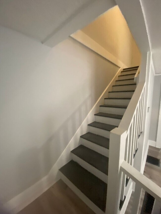 Building Photo - Dowtown Gadsden - Newly Renovated- Spacious