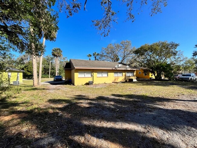 Building Photo - Simple & small 2BR Duplex