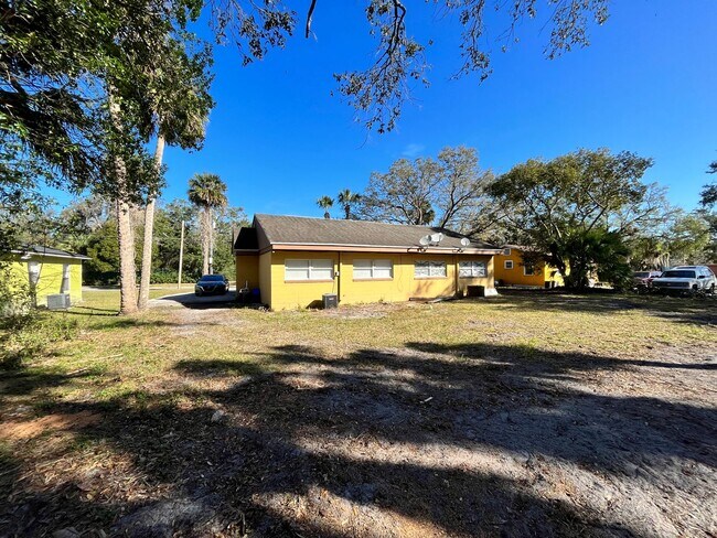 Foto del edificio - Simple & small 2BR Duplex