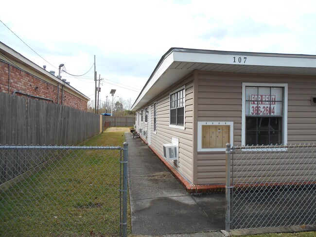 Building Photo - 107 Upsilon St