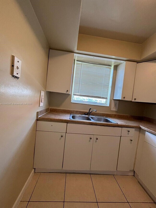 Foto del edificio - 1350 NE 119th St