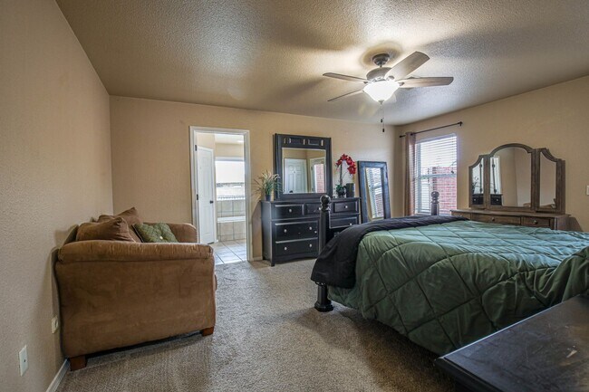 Foto del edificio - Gorgeous 5 Bed 2 Bath - Pool & Fenced in B...