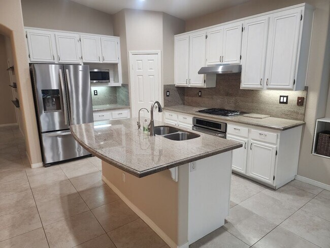 Foto del edificio - 4 Bedroom Single Level Home in Redhawk wit...