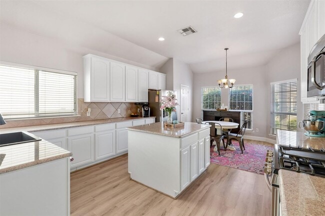 Building Photo - Beautiful house includes oversized covered Front Porch, features 4 Beds, 2 Baths, Study, Gameroom...