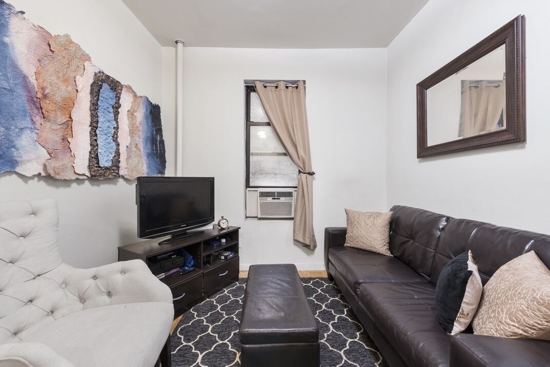 Primary Photo - 306 W 21st St