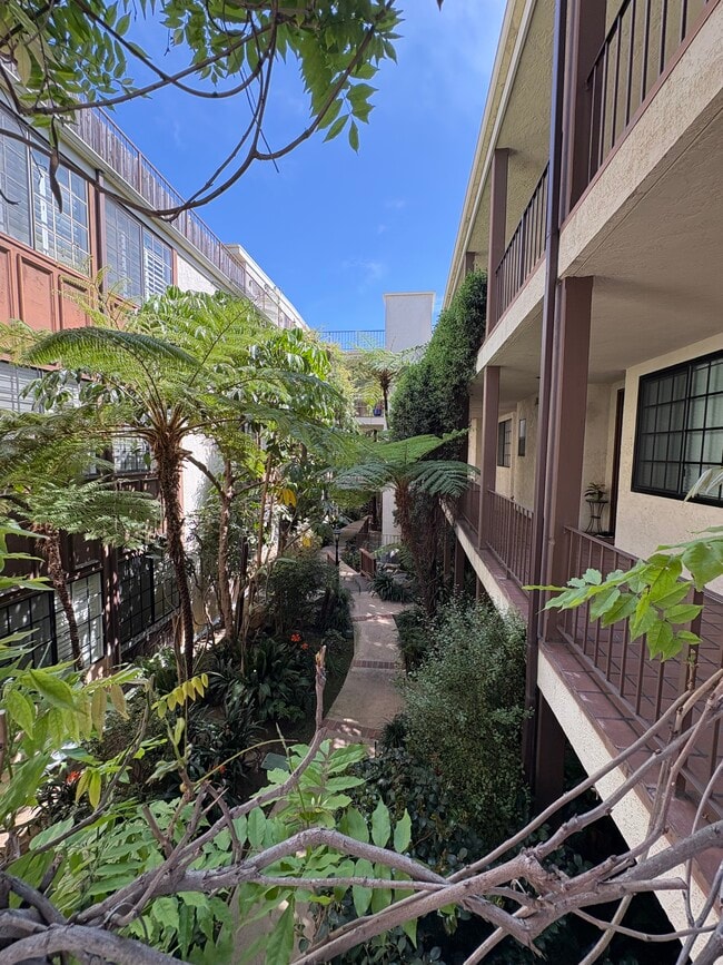 Senderos - 11939 Gorham Ave