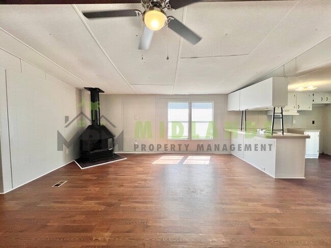 Building Photo - 2413 S Lake Dr
