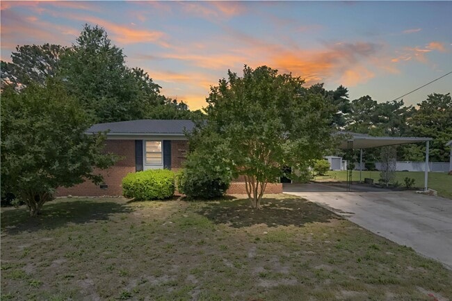 Building Photo - 2560 Pine Springs Dr