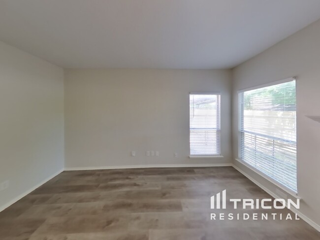 Foto del edificio - 8525 Clearbrook Dr