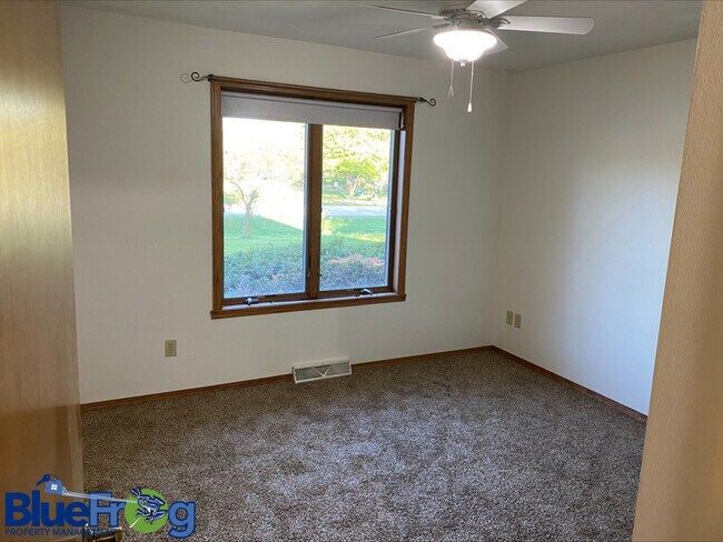 Building Photo - N1272 Thrush Dr