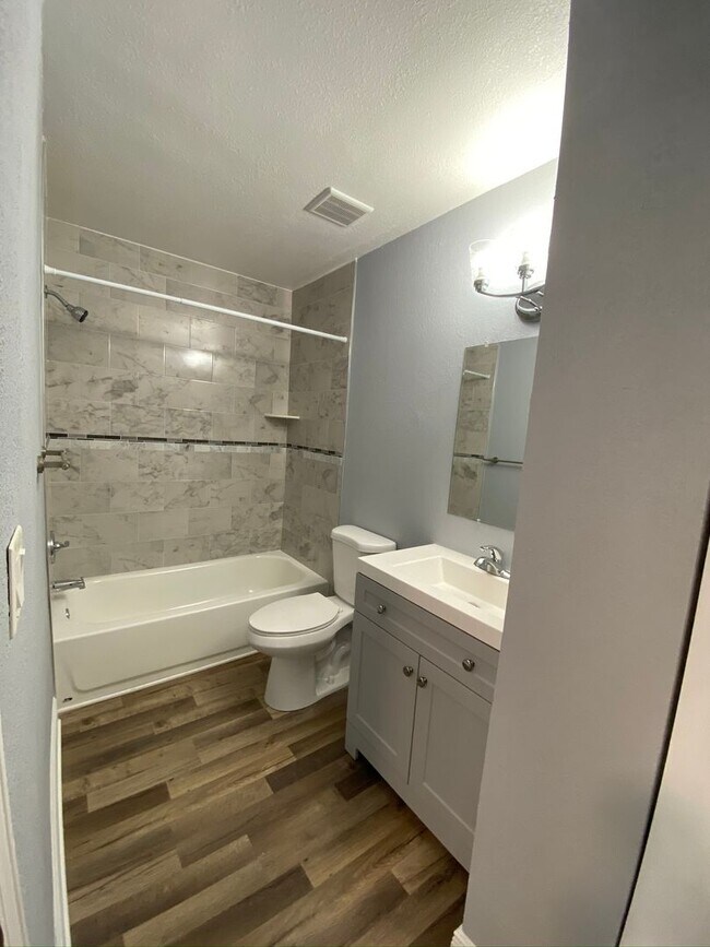 Foto del edificio - 1/1 in the Heart of Brandon with a lake view!