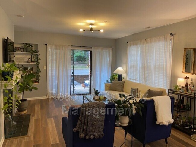 Foto del edificio - 1021 Brighthurst Dr