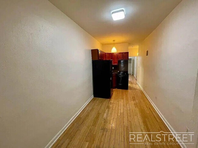 Foto del edificio - Spacious 3BR Apartment with Backyard Access in Prime Bushwick