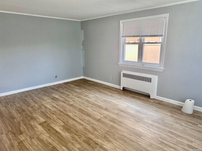 Building Photo - 646 E Park Ave