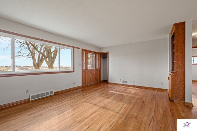 Foto del edificio - AVAILABLE NOW!