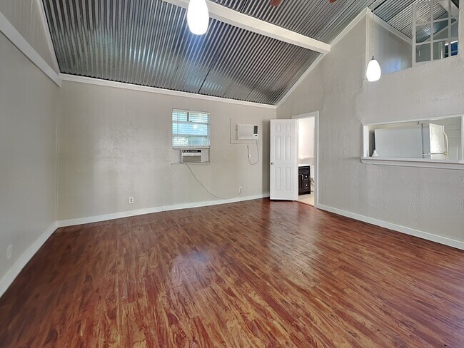 Foto del edificio - 2015 McMillan Ave