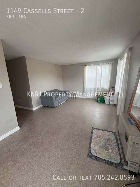 Building Photo - 3 Bedroom Second Floor Apartment