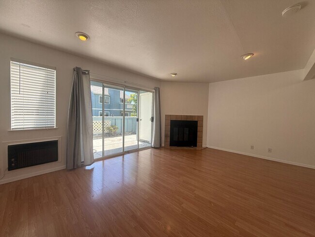 Foto del edificio - Sharp and Clean 1 Bedroom 1 Bath Condo in North San Jose