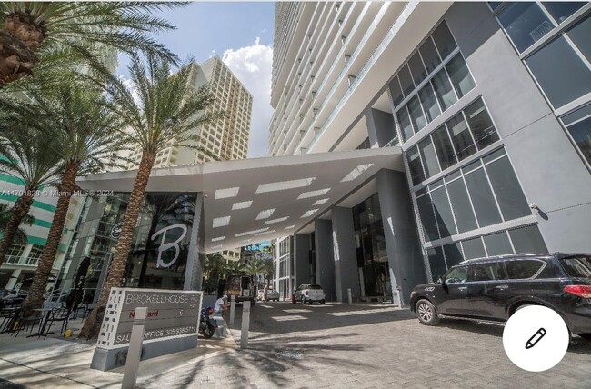 Building Photo - 1300 Brickell Bay Dr