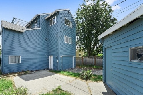 Building Photo - West Seattle Tri-Level - 4 bedrooms