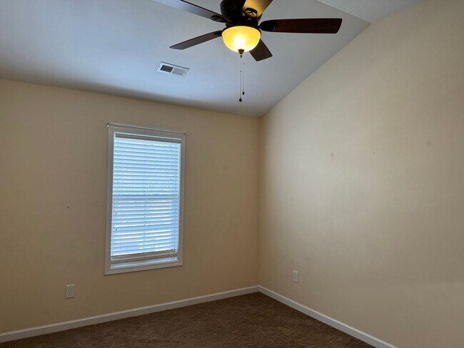 Building Photo - 3 Bedroom Townhome in Wakefield