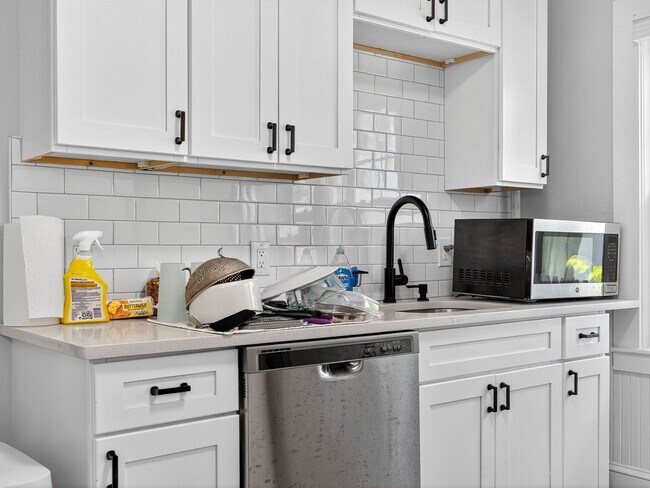 Building Photo - 6/1 No Fee! Renovated 3BR/2BA near Tufts, ...