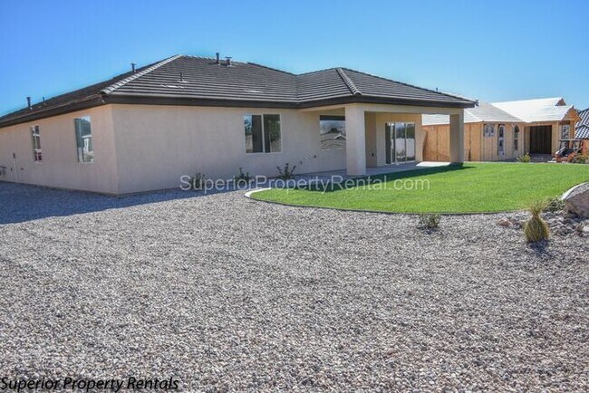 Building Photo - 4 bed, 2.5 bath home, 2 car garage with a large yard/ Pet friendly