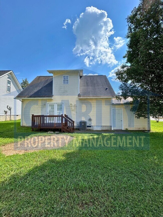 Foto del edificio - 3-bedroom home w/ single car garage!