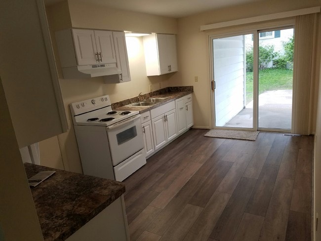 Kitchen w/patio door - 1309 W Reardon St
