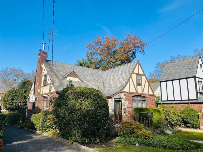 Foto del edificio - 181-69 Tudor Rd