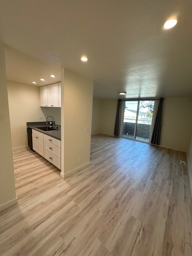 Foto del edificio - 1120 McClellan Ave