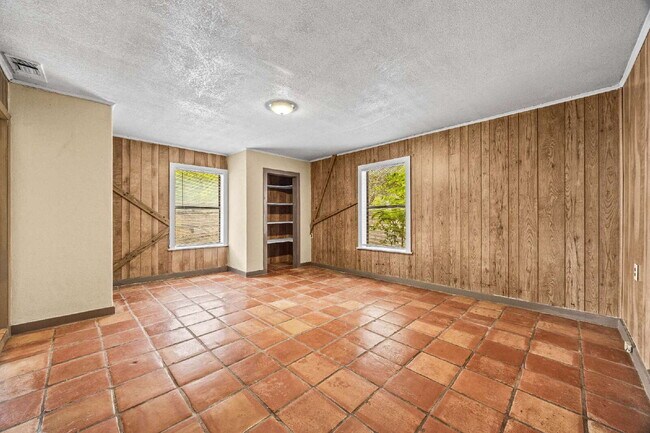 Foto del edificio - Convenient Living! 3 Bedroom Triplex with Driveway Parking