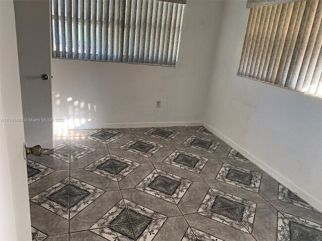 Foto del edificio - 250 NE 118th Terrace