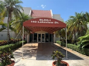 Building Photo - 140 Lakeview Dr