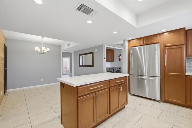 Foto del edificio - 7800 E Lincoln Dr