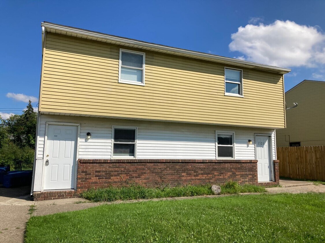 Primary Photo - Massachusetts Ave 1321-1323 (Duplex)