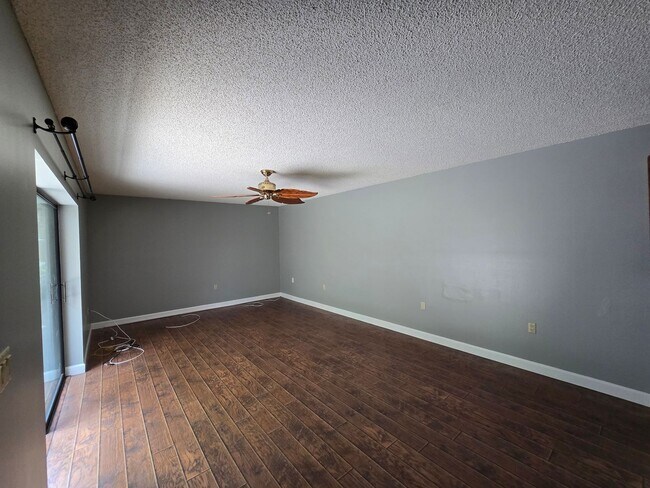 Building Photo - Perfect Townhouse in Waverly Place
