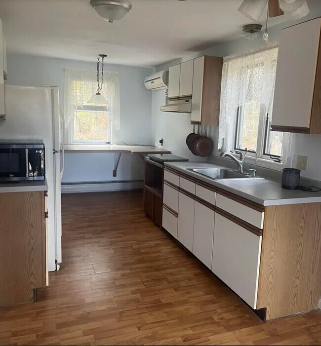 Foto del edificio - 208 Long Pond Rd