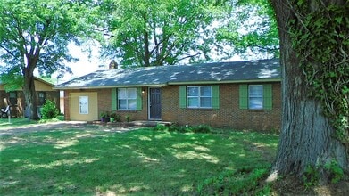 Building Photo - 206 Larkwood Dr SW