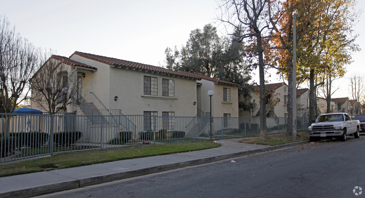 Primary Photo - Ontario Plaza Apartments