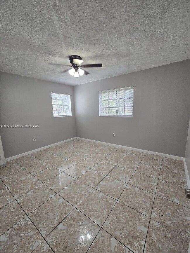 Foto del edificio - 480 NE 136th St