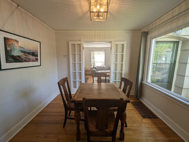 Comedor con puertas francesas a la sala de estar. - 1544 Southeast Tolman Street