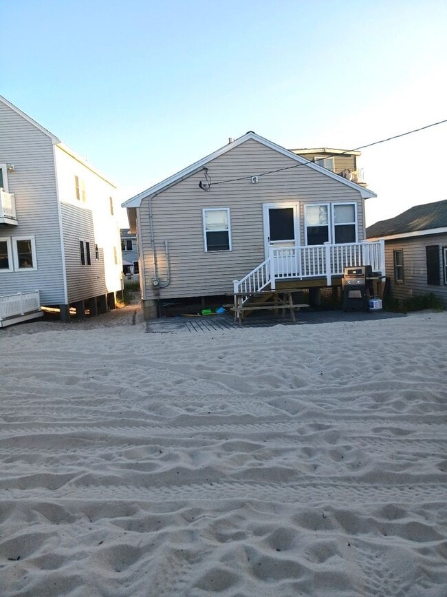 Building Photo - Plymouth/Whitehorse Beach, Fully Furnished...