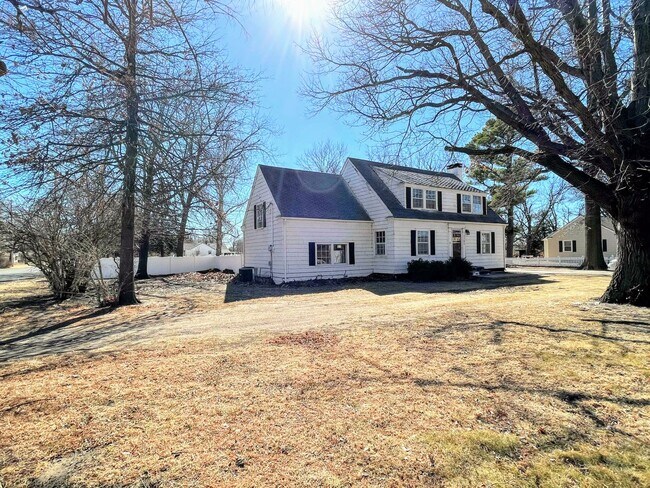 Building Photo - 3 Bedroom 1 Bath on .72 acres