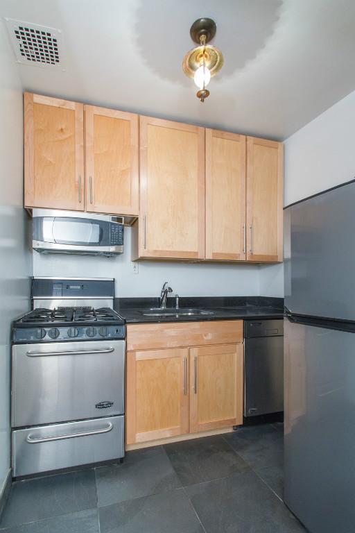 Foto del edificio - 290 W 12th St