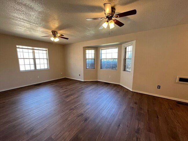 Building Photo - Large 2 Bed 2 Bath