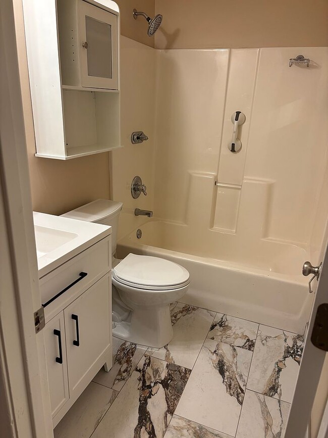 Building Photo - 6205 Lynnfield Rd