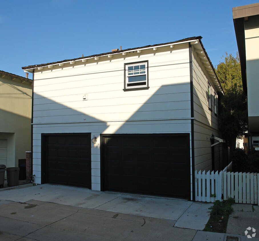Building Photo - 504 1/2 Avocado Ave